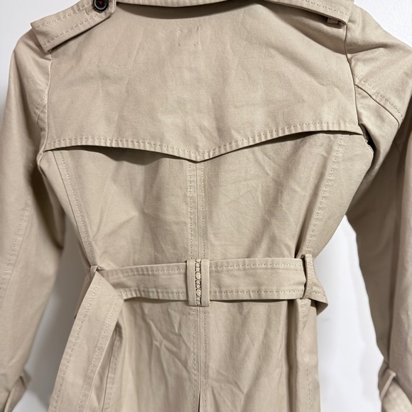 Carolina Herrera Beige Trench Coat for girls 6 or 7 years old - Picture 8 of 12